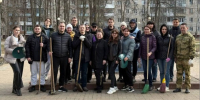 В Брянске в ходе субботника сотрудники департамента внутренней политики привели в порядок сквер  - Газета Красногорская Жизнь